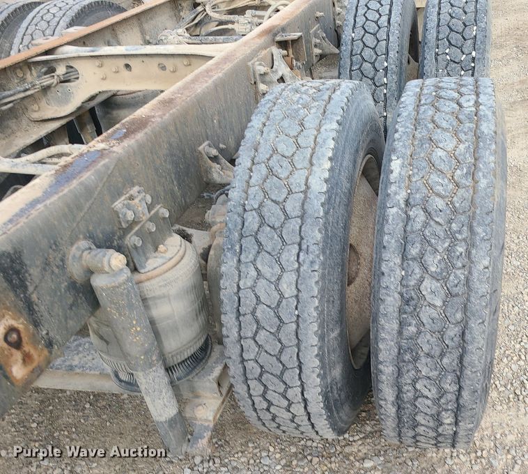 image for item DS7262 1991 International 9400 truck cab and chassis