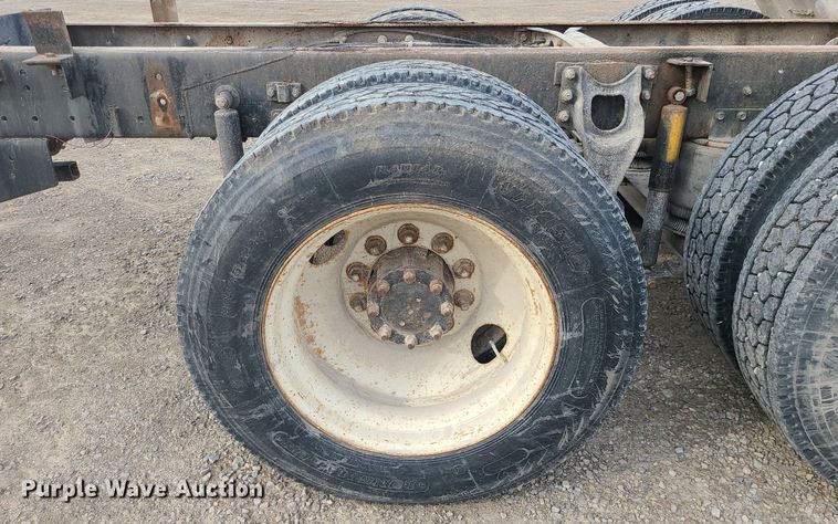 image for item DS7262 1991 International 9400 truck cab and chassis