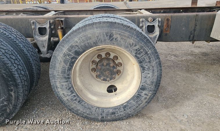 image for item DS7262 1991 International 9400 truck cab and chassis