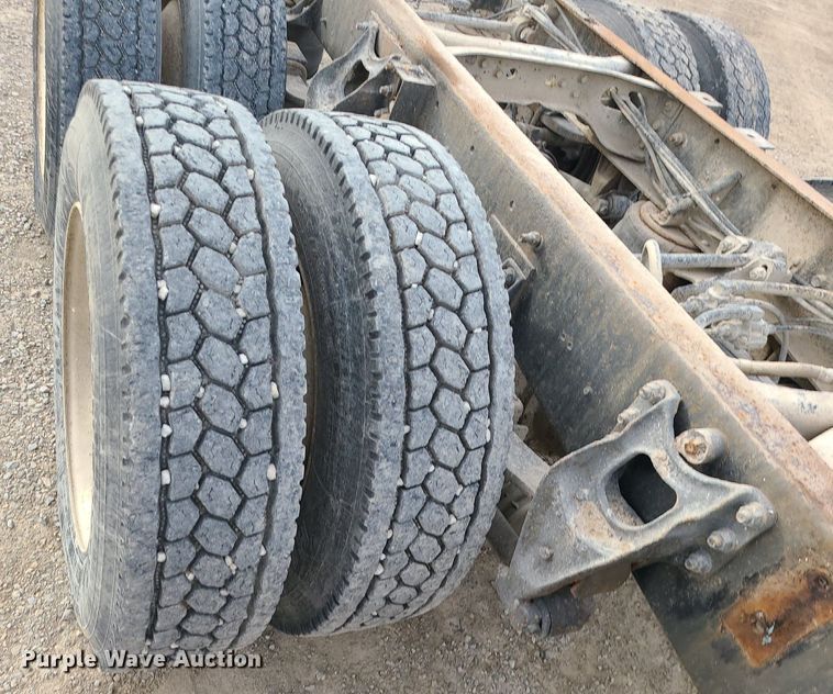 image for item DS7262 1991 International 9400 truck cab and chassis