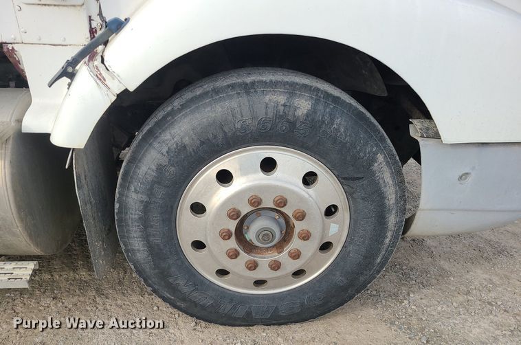 image for item DS7262 1991 International 9400 truck cab and chassis