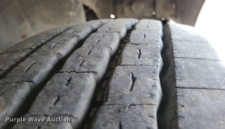 image for item DS7262 1991 International 9400 truck cab and chassis