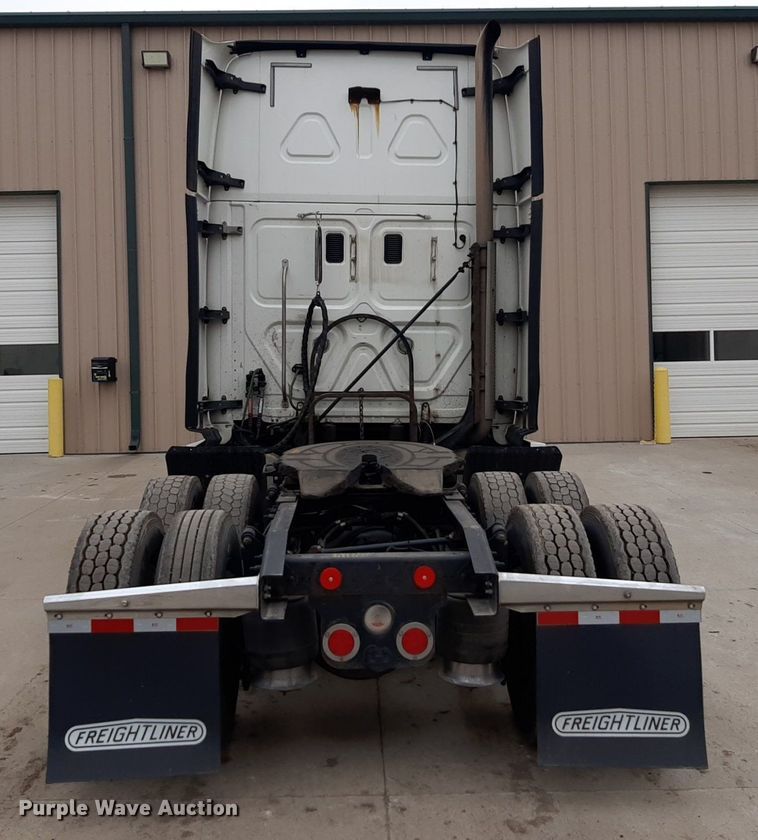 image for item DV9783 2014 Freightliner Cascadia Evolution  semi truck