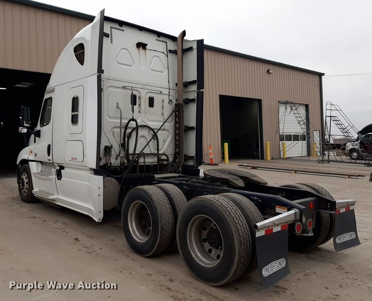 image for item DV9783 2014 Freightliner Cascadia Evolution  semi truck