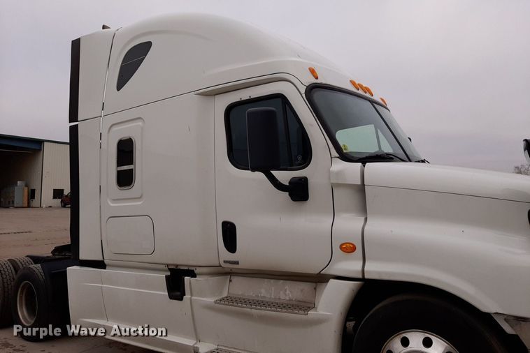 image for item DV9783 2014 Freightliner Cascadia Evolution  semi truck