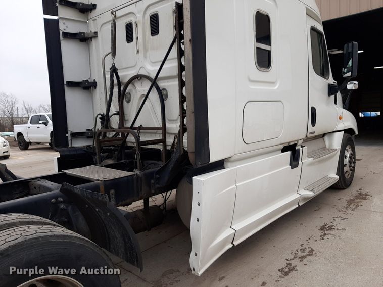 image for item DV9783 2014 Freightliner Cascadia Evolution  semi truck