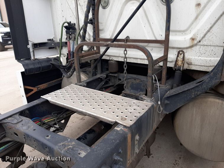 image for item DV9783 2014 Freightliner Cascadia Evolution  semi truck