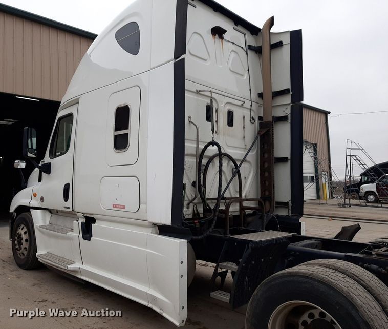 image for item DV9783 2014 Freightliner Cascadia Evolution  semi truck