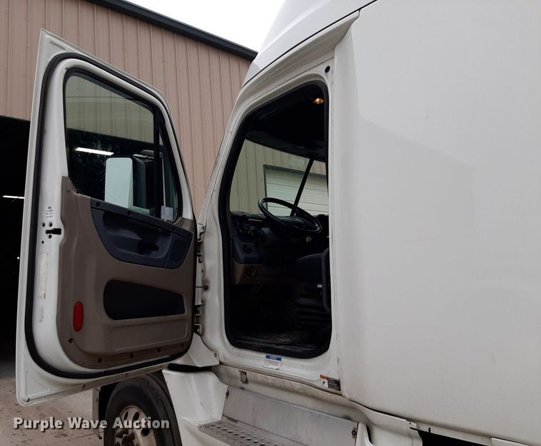 image for item DV9783 2014 Freightliner Cascadia Evolution  semi truck