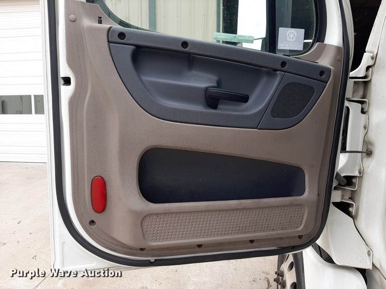 image for item DV9783 2014 Freightliner Cascadia Evolution  semi truck