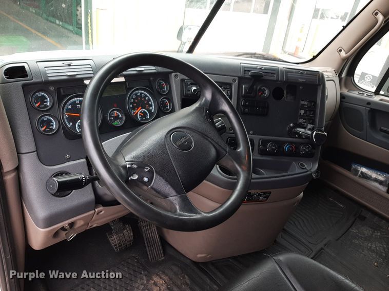 image for item DV9783 2014 Freightliner Cascadia Evolution  semi truck