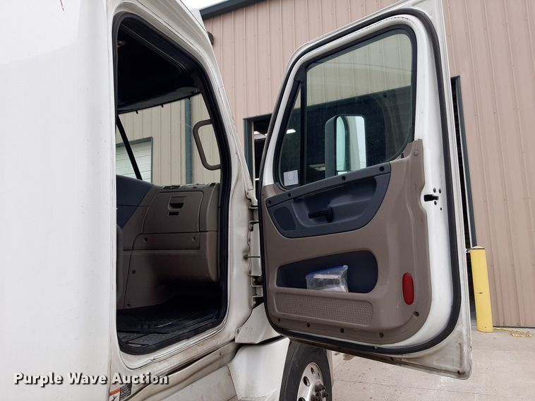 image for item DV9783 2014 Freightliner Cascadia Evolution  semi truck