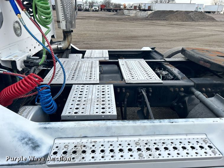 image for item EG1174 2002 Freightliner  Century Class semi truck