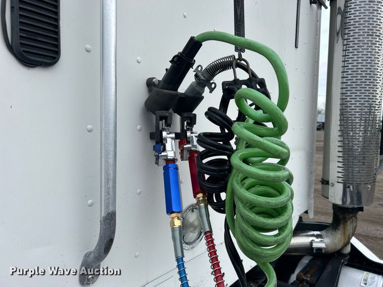 image for item EG1174 2002 Freightliner  Century Class semi truck