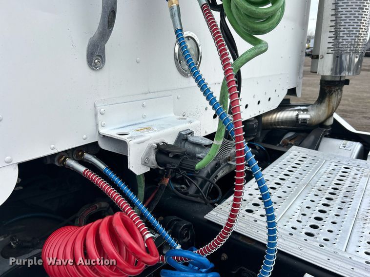 image for item EG1174 2002 Freightliner  Century Class semi truck