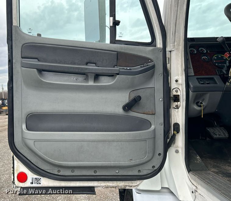 image for item EG1174 2002 Freightliner  Century Class semi truck