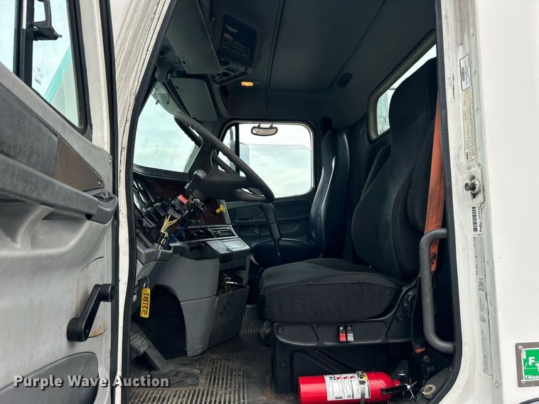 image for item EG1174 2002 Freightliner  Century Class semi truck