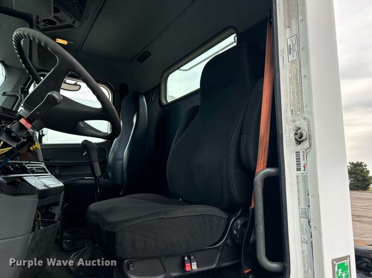 image for item EG1174 2002 Freightliner  Century Class semi truck