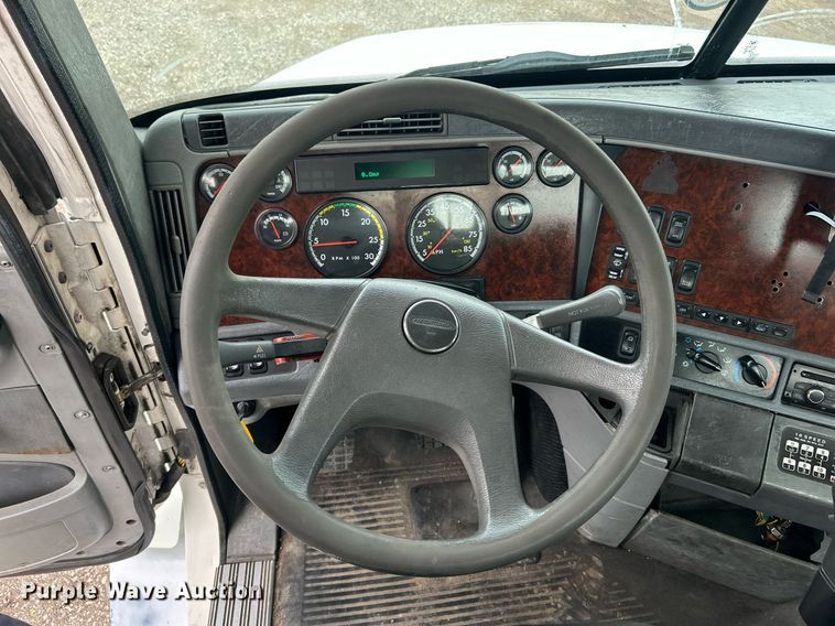 image for item EG1174 2002 Freightliner  Century Class semi truck