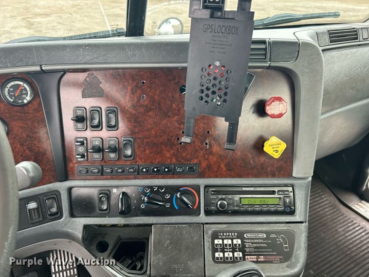 image for item EG1174 2002 Freightliner  Century Class semi truck