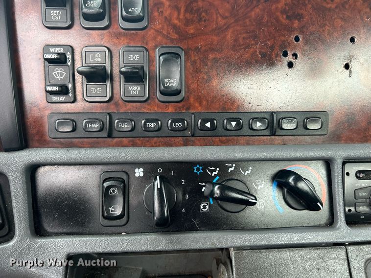 image for item EG1174 2002 Freightliner  Century Class semi truck