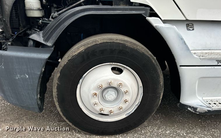 image for item EG1174 2002 Freightliner  Century Class semi truck