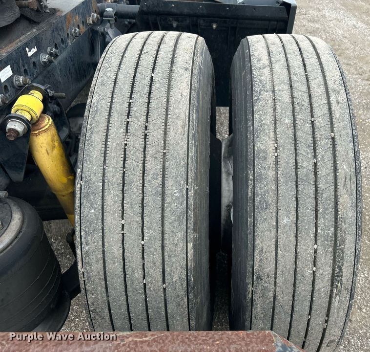 image for item EG1174 2002 Freightliner  Century Class semi truck