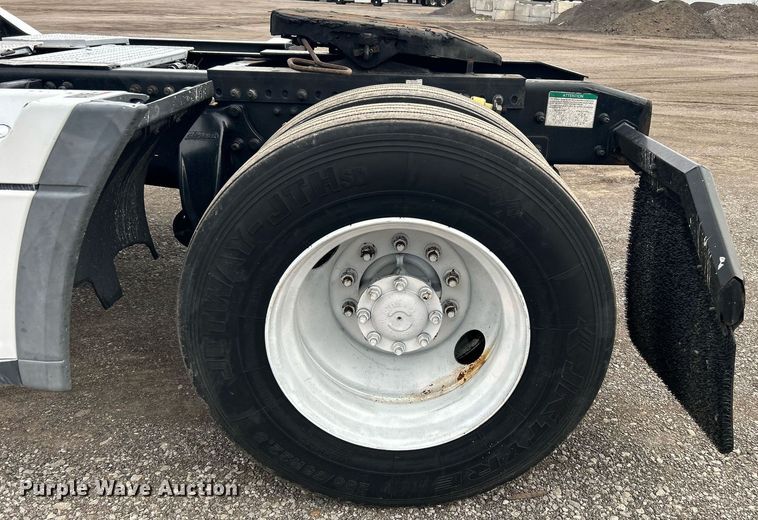 image for item EG1174 2002 Freightliner  Century Class semi truck