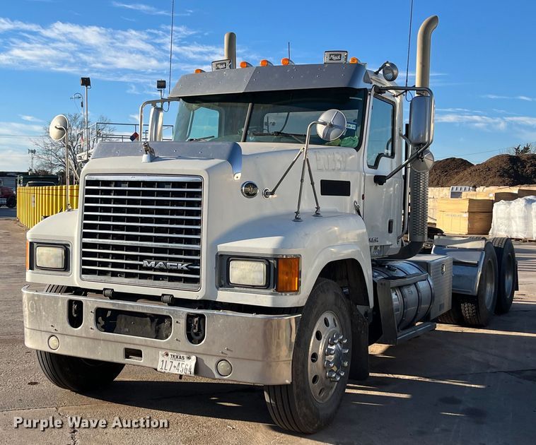 image for item EI0587 2012 Mack  CHU613 semi truck