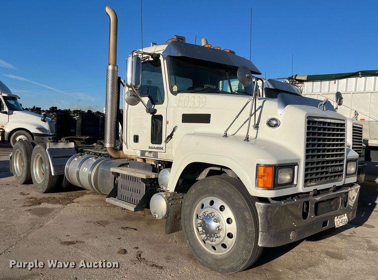 image for item EI0587 2012 Mack  CHU613 semi truck