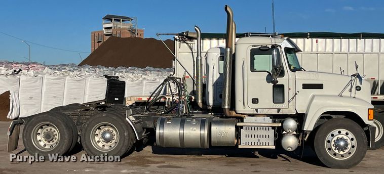 image for item EI0587 2012 Mack  CHU613 semi truck