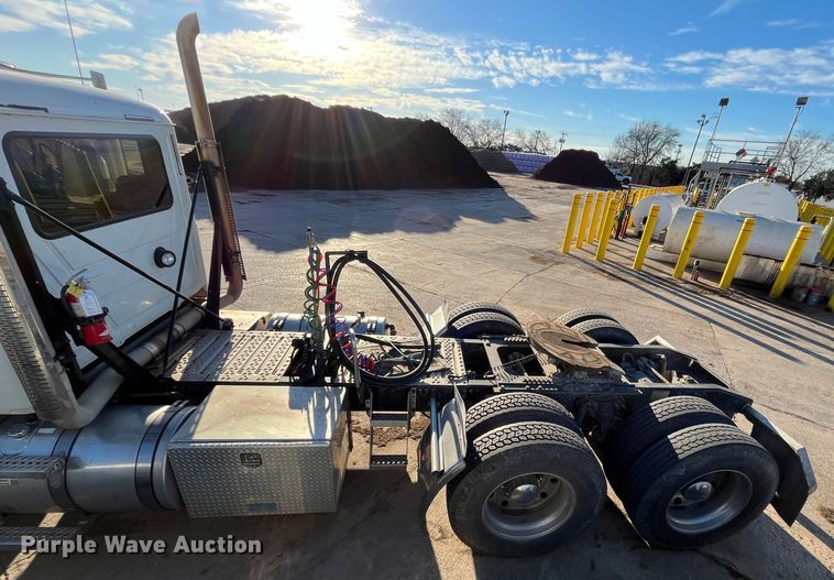 image for item EI0587 2012 Mack  CHU613 semi truck