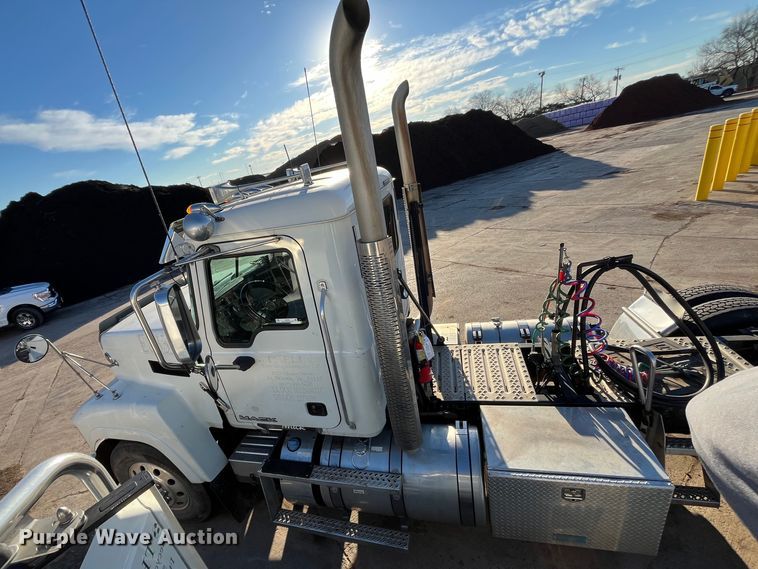 image for item EI0587 2012 Mack  CHU613 semi truck