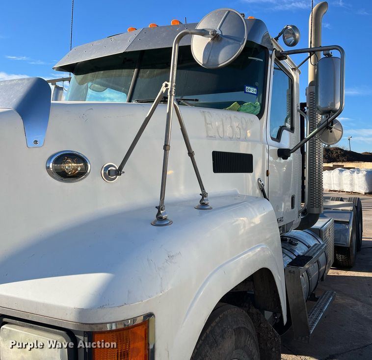 image for item EI0587 2012 Mack  CHU613 semi truck