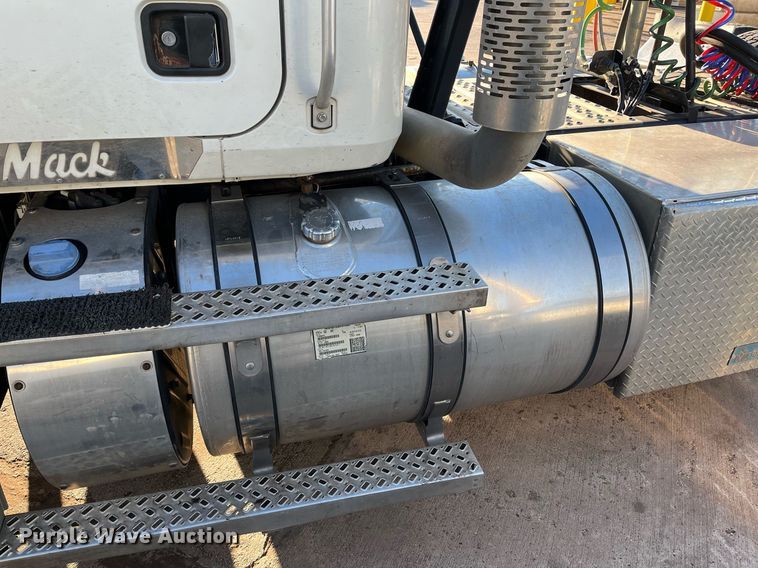 image for item EI0587 2012 Mack  CHU613 semi truck