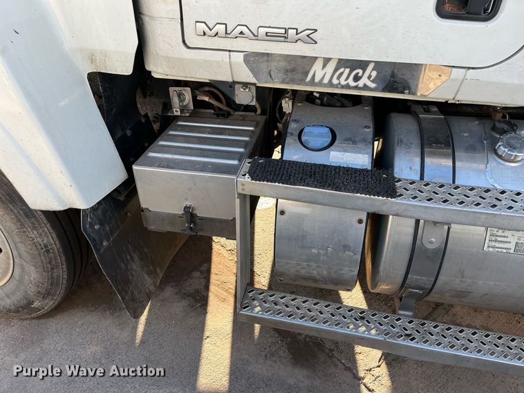 image for item EI0587 2012 Mack  CHU613 semi truck