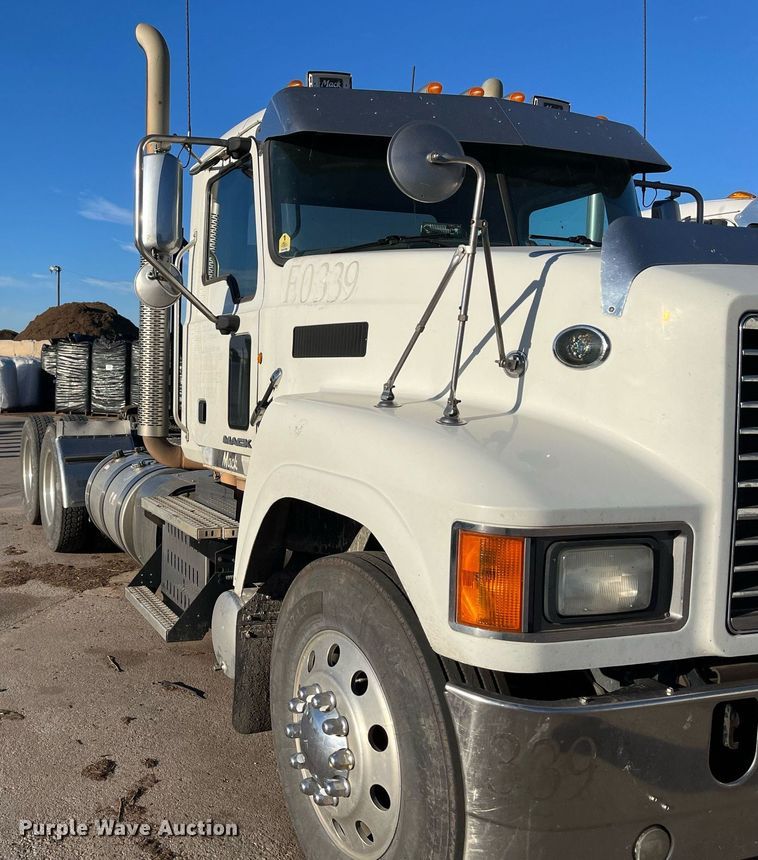 image for item EI0587 2012 Mack  CHU613 semi truck