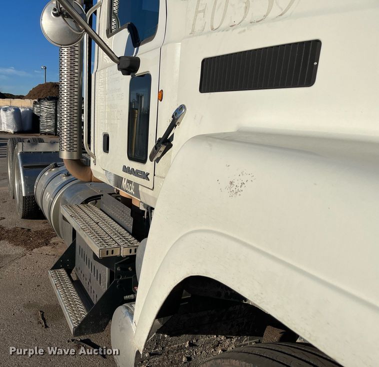 image for item EI0587 2012 Mack  CHU613 semi truck