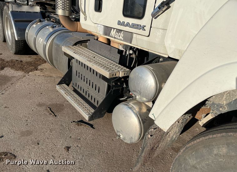 image for item EI0587 2012 Mack  CHU613 semi truck