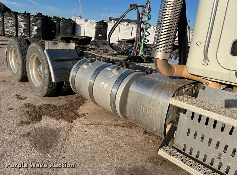 image for item EI0587 2012 Mack  CHU613 semi truck