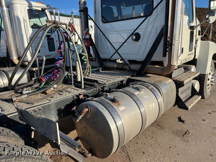 image for item EI0587 2012 Mack  CHU613 semi truck