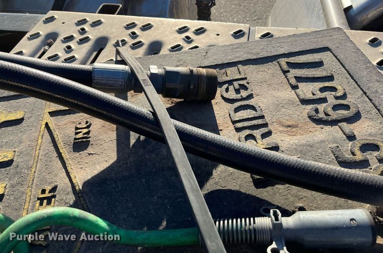 image for item EI0587 2012 Mack  CHU613 semi truck