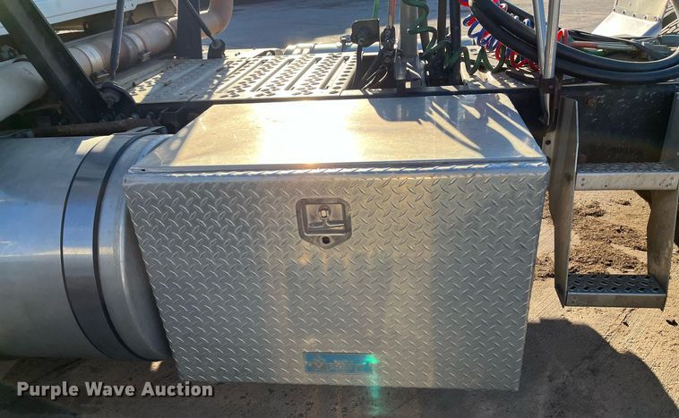 image for item EI0587 2012 Mack  CHU613 semi truck