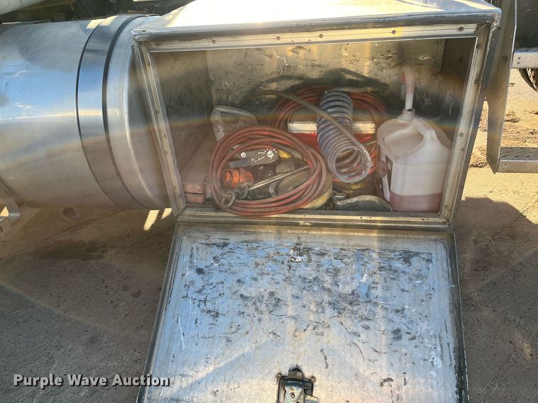 image for item EI0587 2012 Mack  CHU613 semi truck