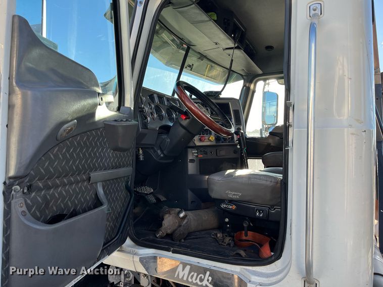 image for item EI0587 2012 Mack  CHU613 semi truck