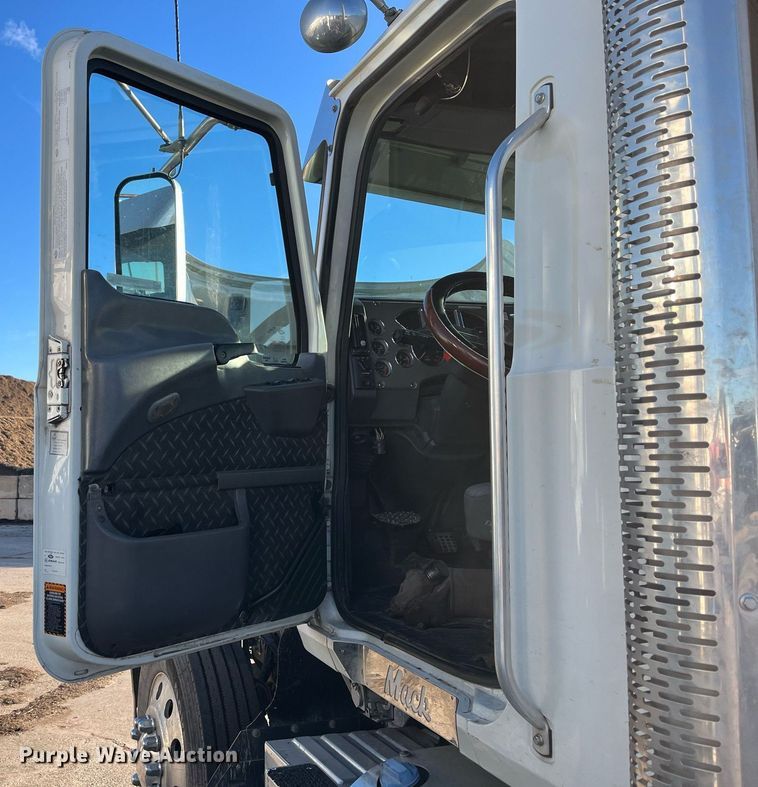 image for item EI0587 2012 Mack  CHU613 semi truck