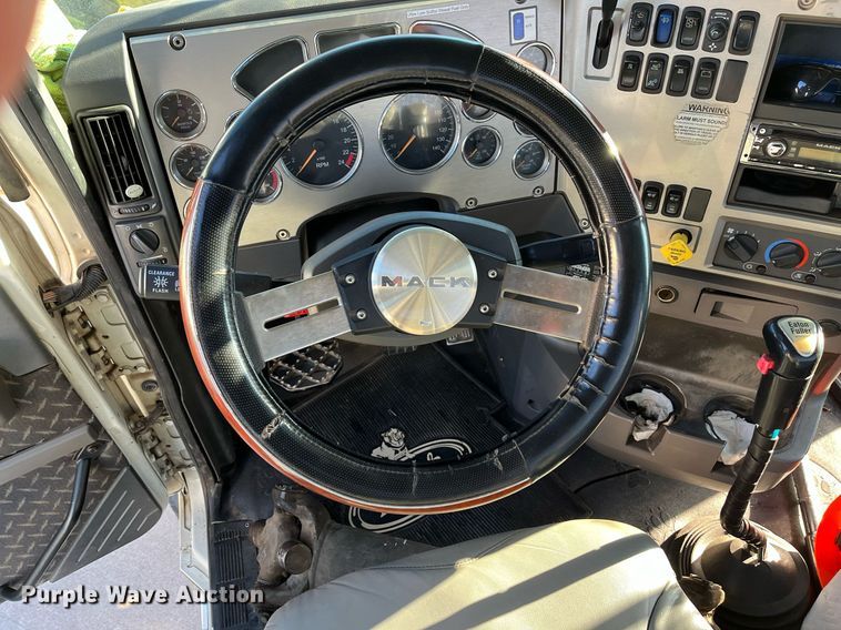 image for item EI0587 2012 Mack  CHU613 semi truck