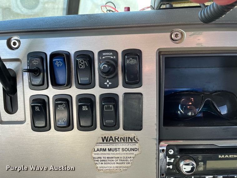 image for item EI0587 2012 Mack  CHU613 semi truck