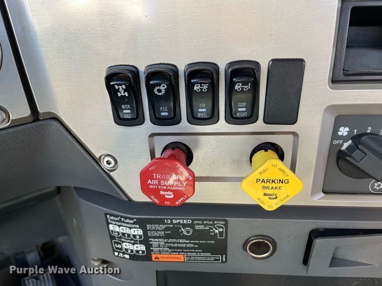 image for item EI0587 2012 Mack  CHU613 semi truck