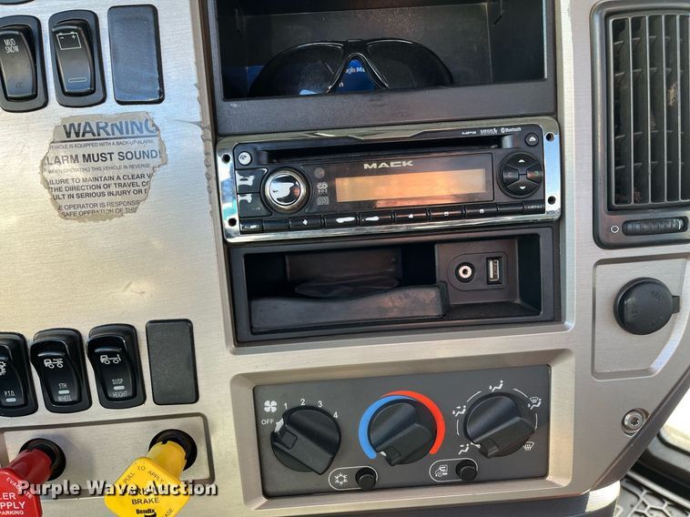 image for item EI0587 2012 Mack  CHU613 semi truck